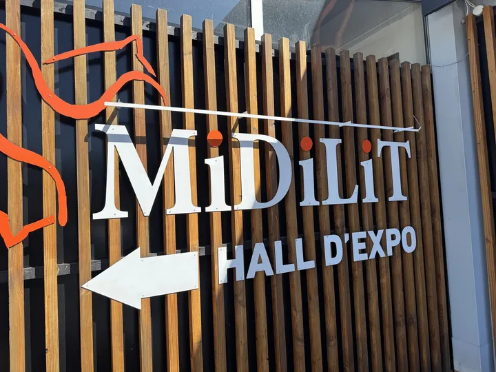 Enseigne MiDiLiT au coq orange, hall d'exposition de Cavalaire-sur-Mer