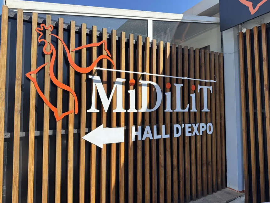 Enseigne MiDiLiT avec le coq orange devant le hall d'exposition à Cavalaire-sur-Mer