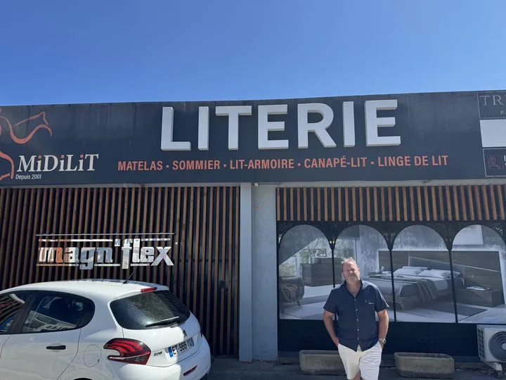 Façade du magasin Literie Midilit à Cavalaire-sur-Mer : matelas, sommiers, lits-armoires, canapés-lits, linge de lit