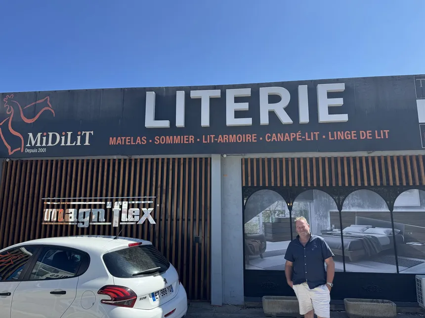 Façade du magasin Literie Midilit à Cavalaire-sur-Mer avec Thierry devant l'entrée