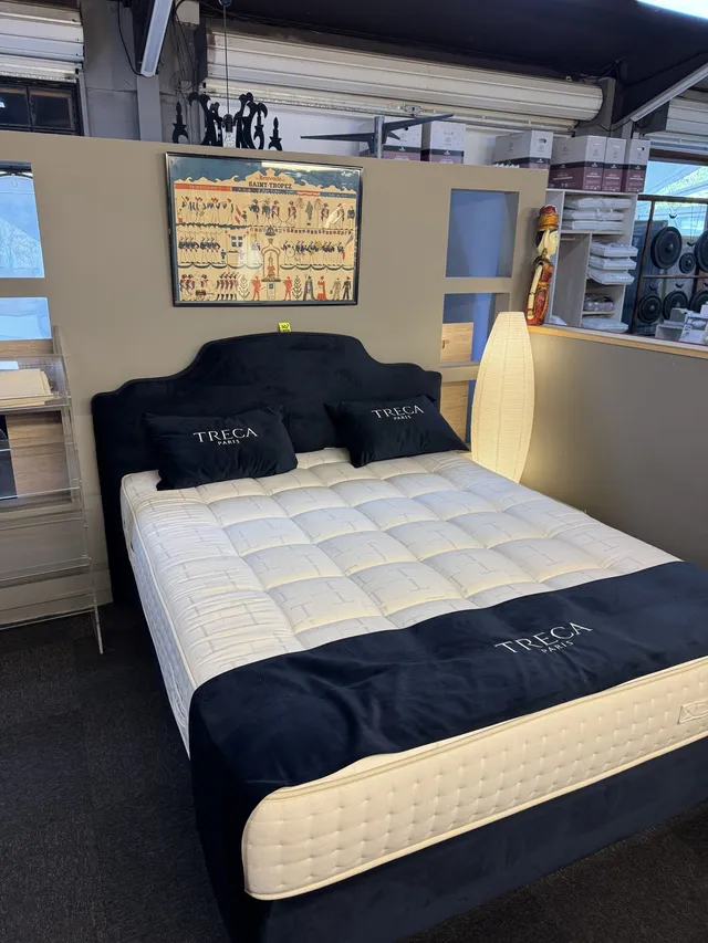 Lit Tréca Paris avec parure exposé en magasin