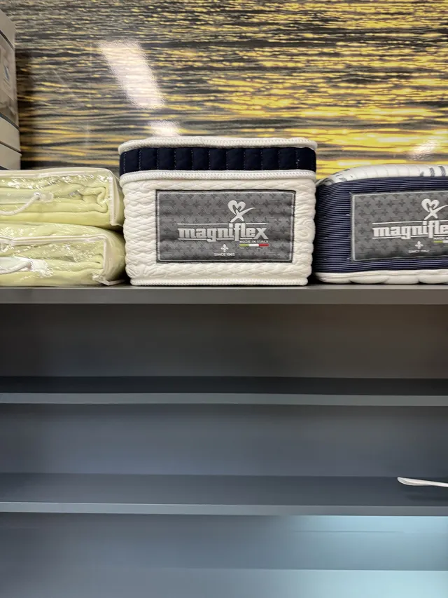 Matelas Magniflex présentés dans le showroom