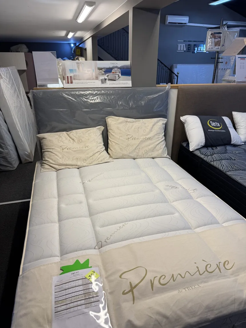 Matelas en essai dans le hall d'exposition Literie Midilit à Cavalaire-sur-Mer