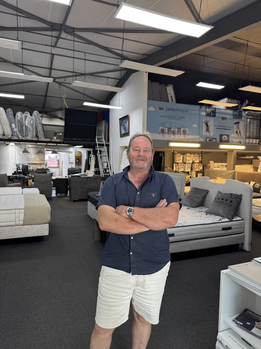 Thierry Le-Dû dans son magasin de literie Midilit à Cavalaire-sur-Mer