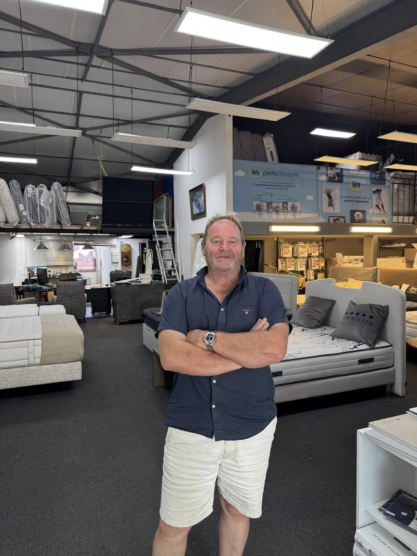 Thierry Le-Dû, spécialiste literie, dans son magasin Midilit à Cavalaire-sur-Mer